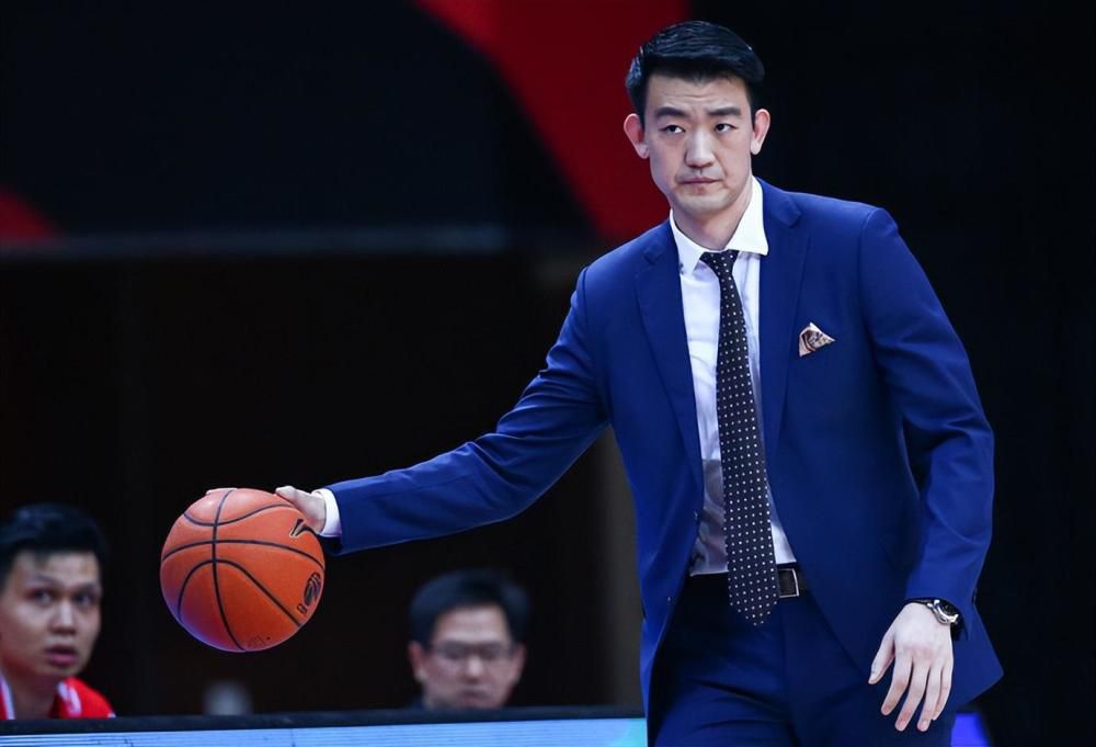 而其中暗藏的谜团乔杉到底受到了什么欺骗？葛优又让乔杉买的什么药？乔杉赵薇为何感叹一段孽缘？闫妮到底放不下什么事？葛优范伟间又有着怎样的关系？六人又是如何被一场荒诞绑架案串联到一起？这一系列的问题只有到电影《两只老虎》中才能找到答案
